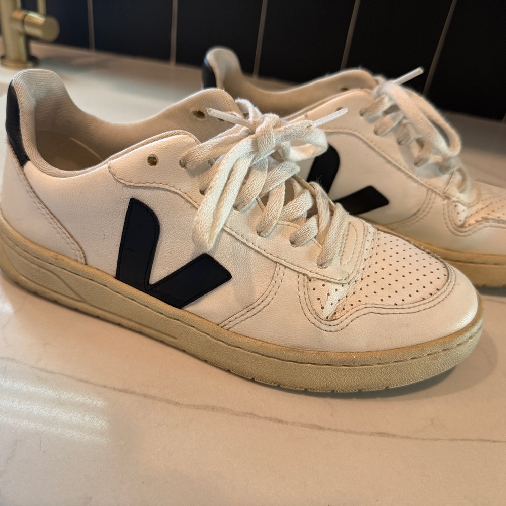 Veja white and black sneakers - Picture 4 of 5